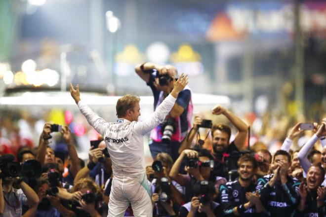 Rosberg wins Singapore GP to take championship lead; Hamilton takes third