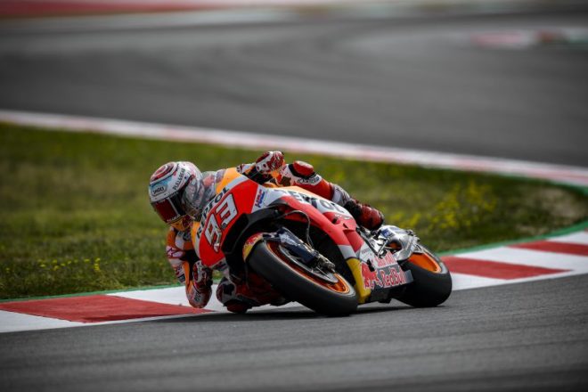 Full attack mode at Phillip Island; Marquez favourite, but Rossi very much in the hunt