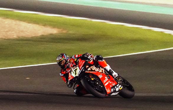 Davies shines under the floodlights to end Day 1 on top in Qatar: #QATWorldSBK