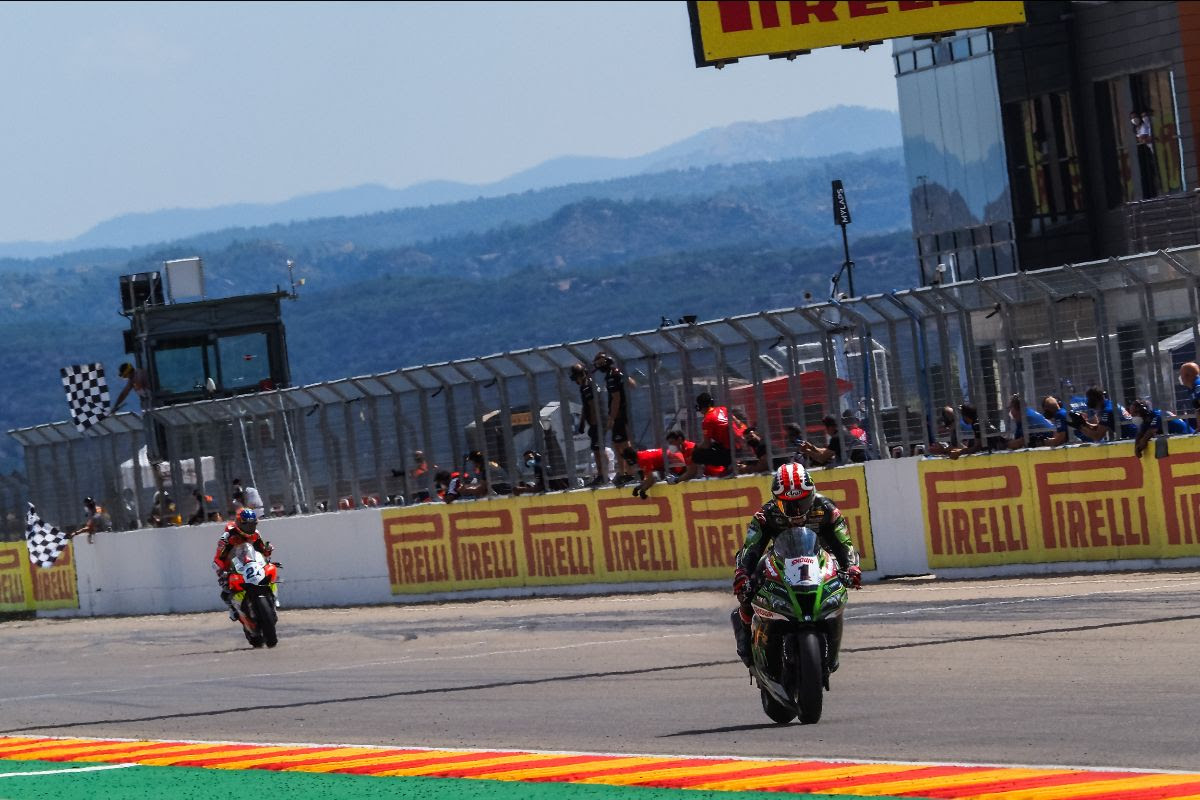 Jonathan Rea wins battle with Rinaldi to extend lead