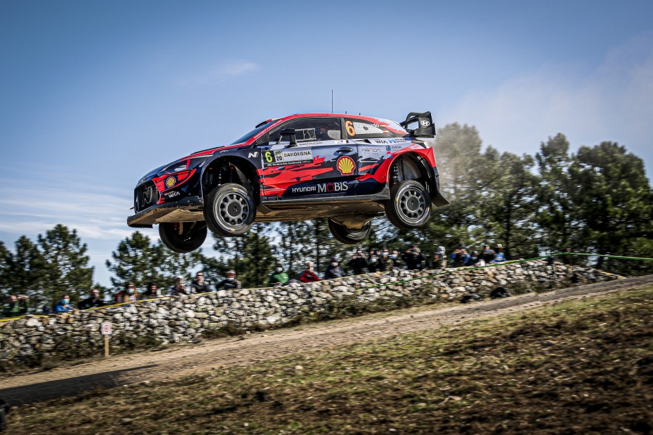 Dani Sordo extends lead; Neuville, Ogier fight over 2nd
