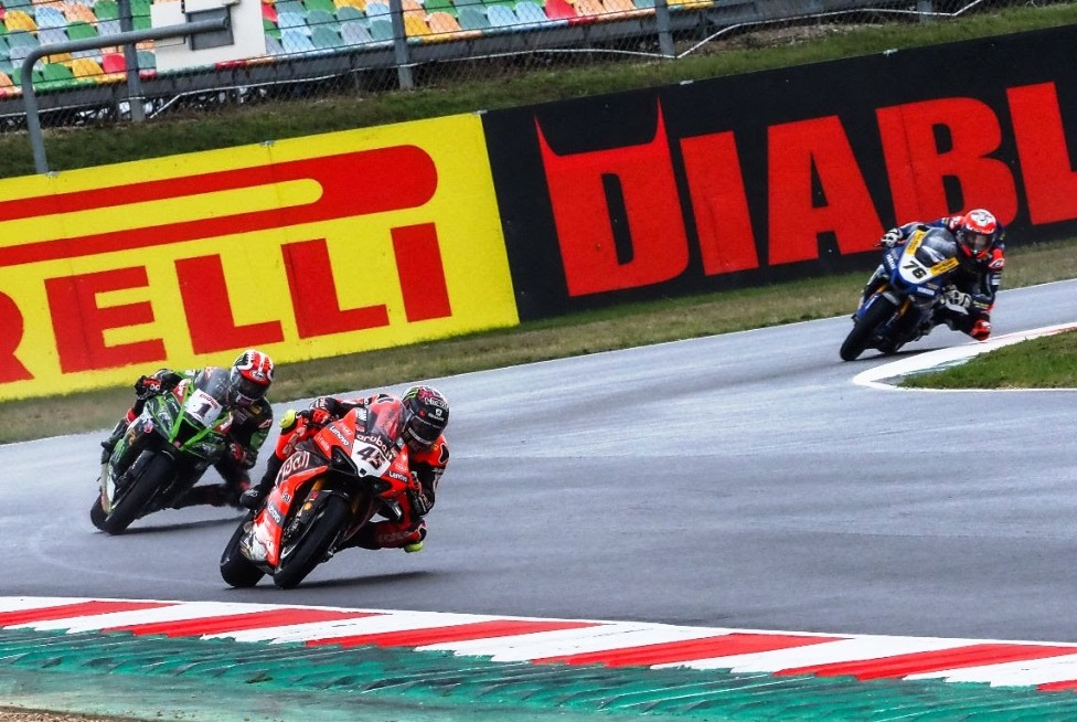 Redding keeps title hopes alive with Race 2 win; Rea 4th
