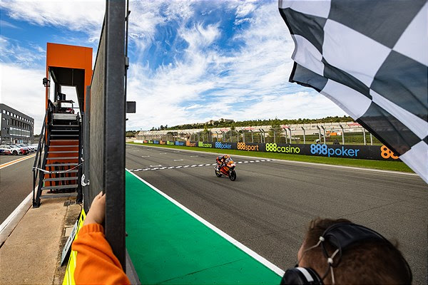 Flawless Fernandez takes his first win as chaos reigns for key title contenders: Moto3