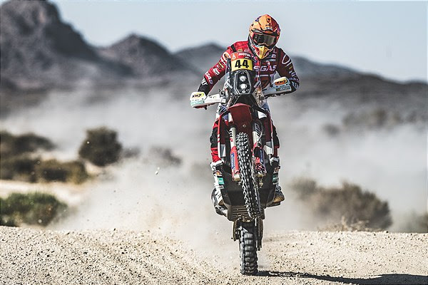 Desert Queen Laia Sanz finishes Day 1 in 34th place
