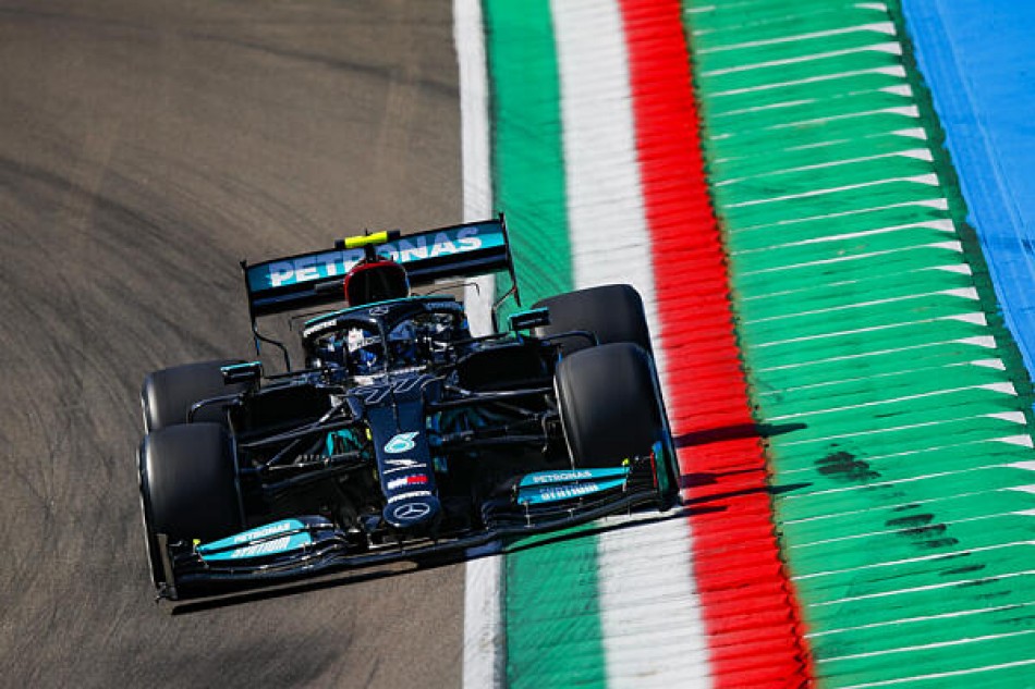 Valtteri Bottas tops FP1