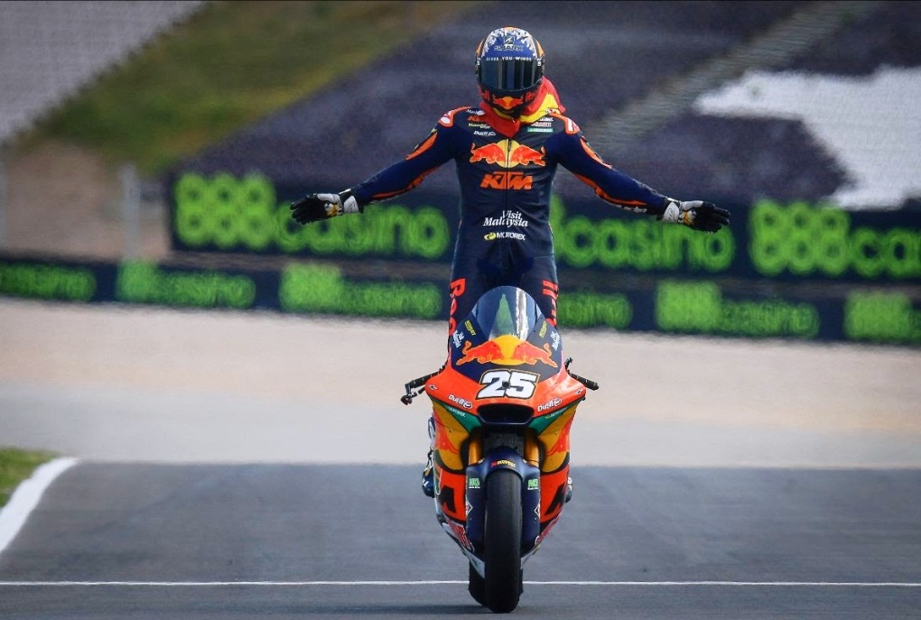 Fernandez flies to first Moto2 victory