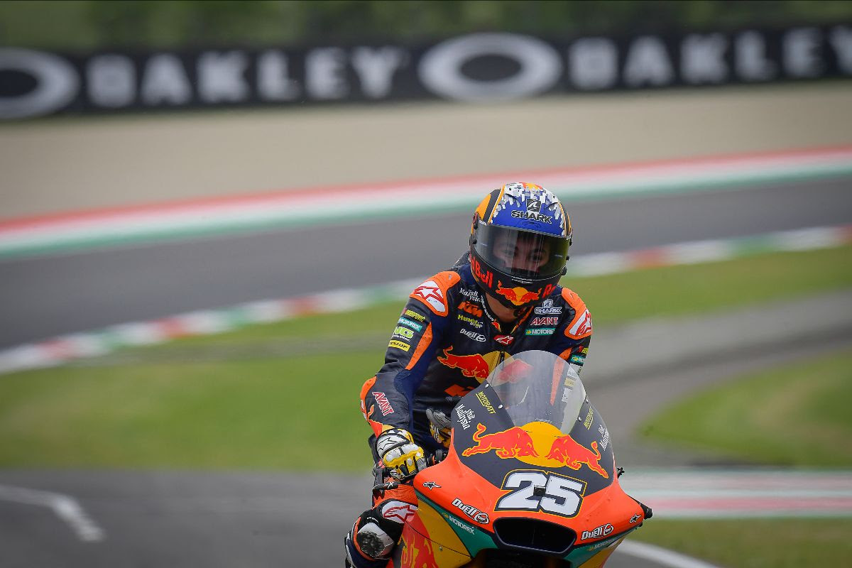 Fernandez goes back-to-back with pole: Moto2