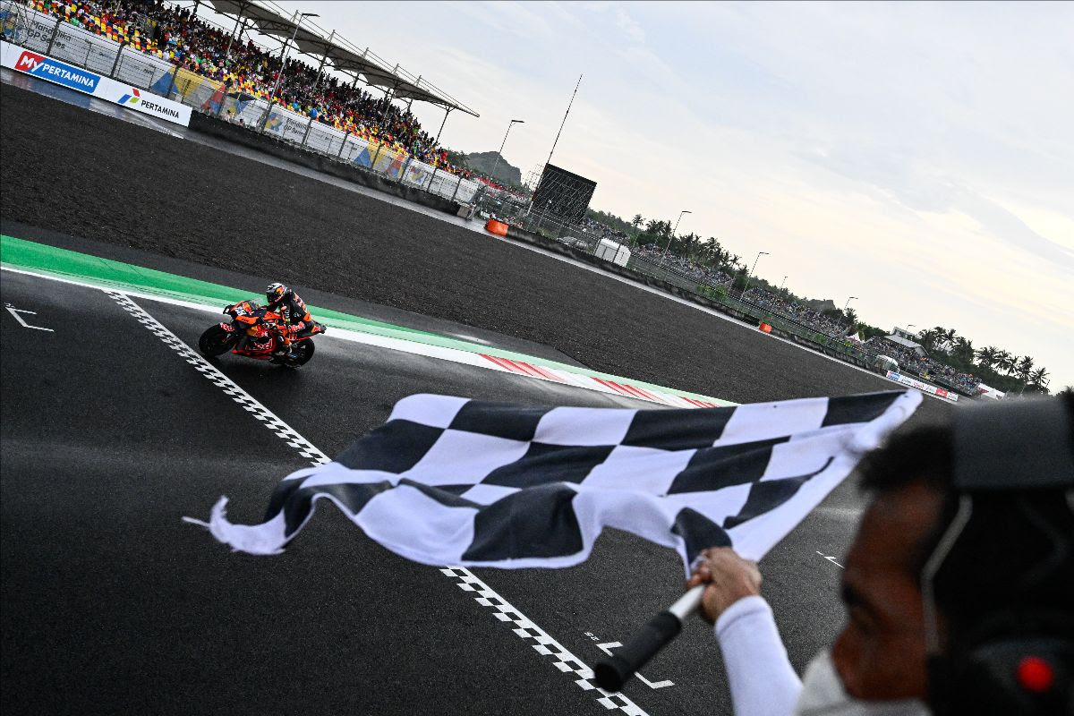 Oliveira stages a wet weather masterclass to put KTM on top at Mandalika