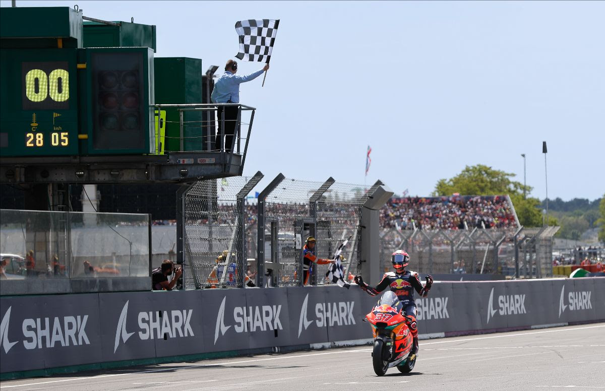 Fernandez takes first win since 2019 in France: Moto2