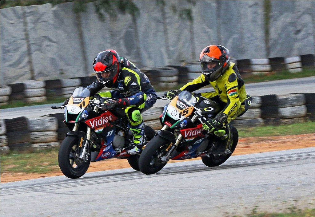 Jinendra Sangave wins MiniGP historic races; Shreyas wins hearts