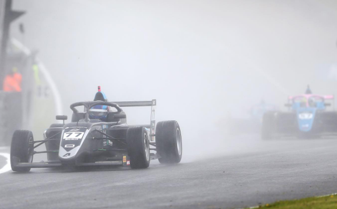 Rain-master Jaden Pariat qualifies in superb P5: British F4 Championship
