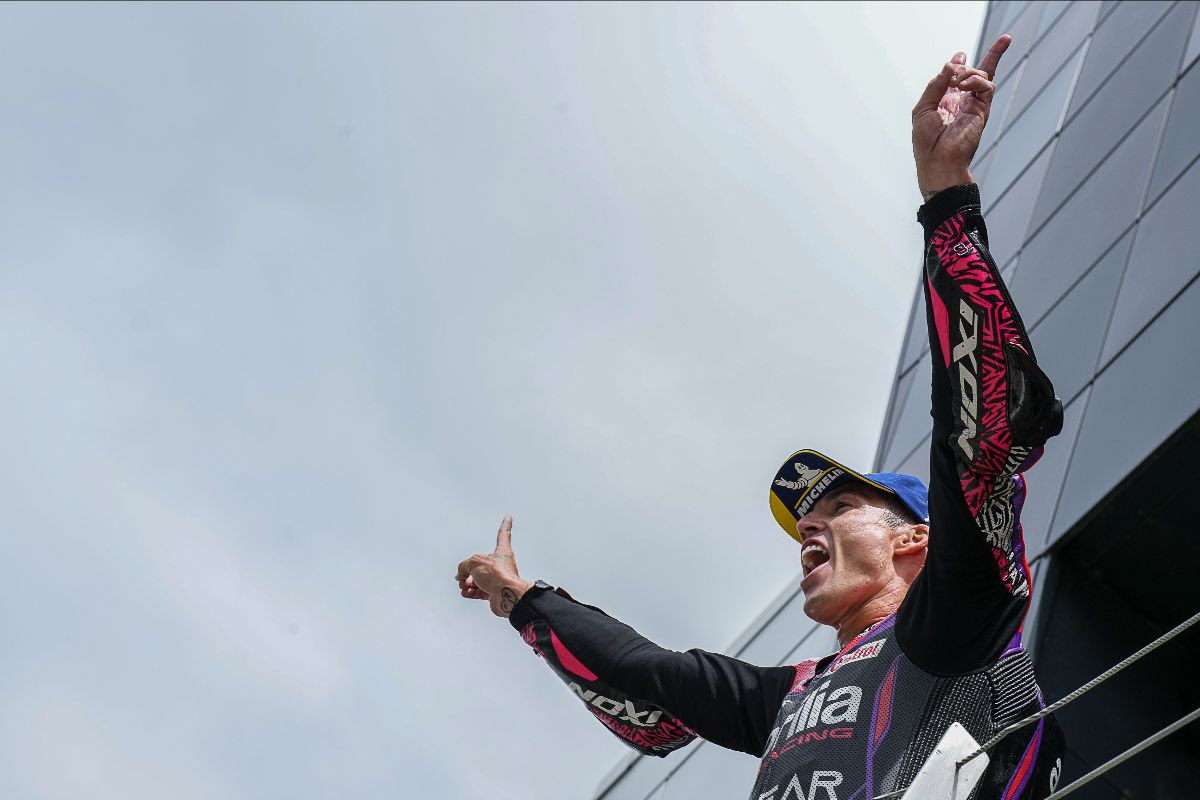 Aleix Espargaro snatches victory in a last lap barnstormer: British GP