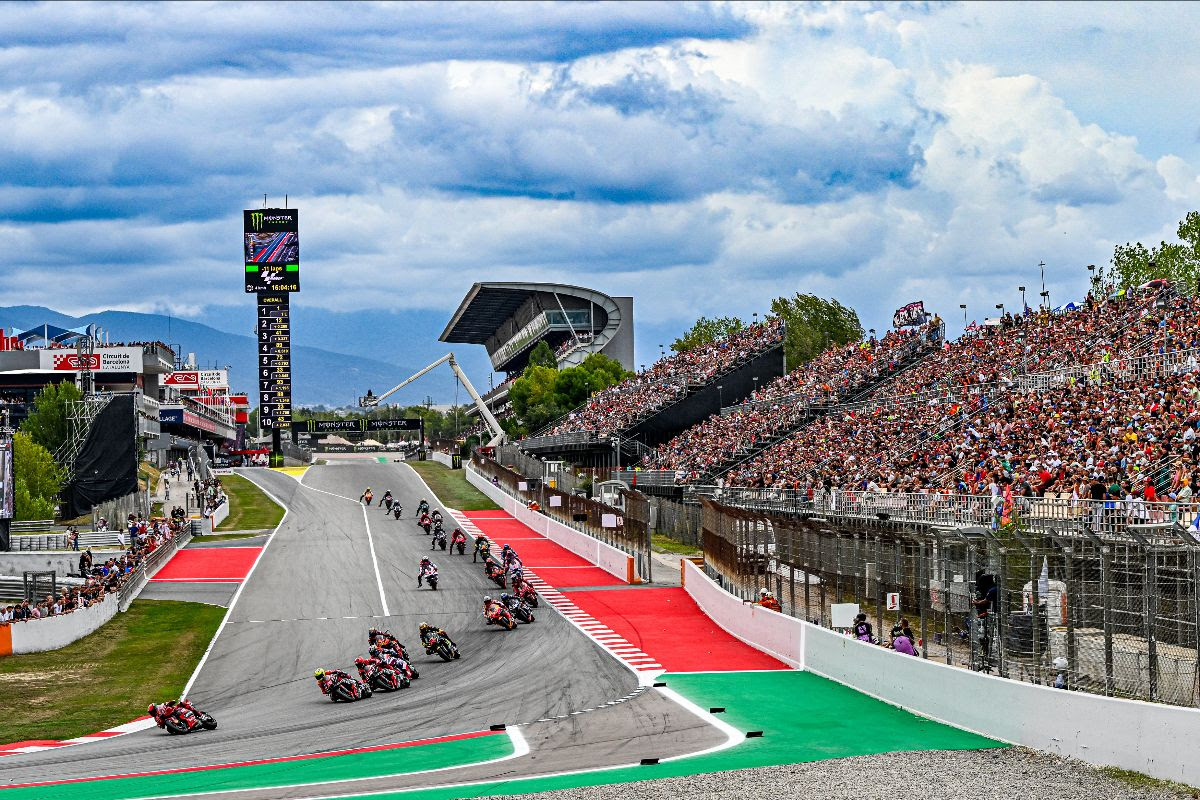 Aleix Espargaro storms past Bagnaia to take Sprint win