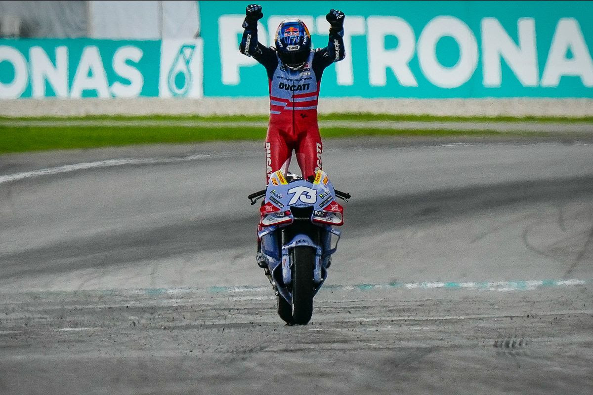 Alex Marquez fends off Martin as Bagnaia defends against Bastianini