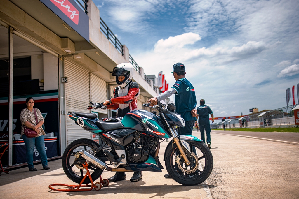 Sarah Khan, fighting the odds to shine in bike racing: A profile