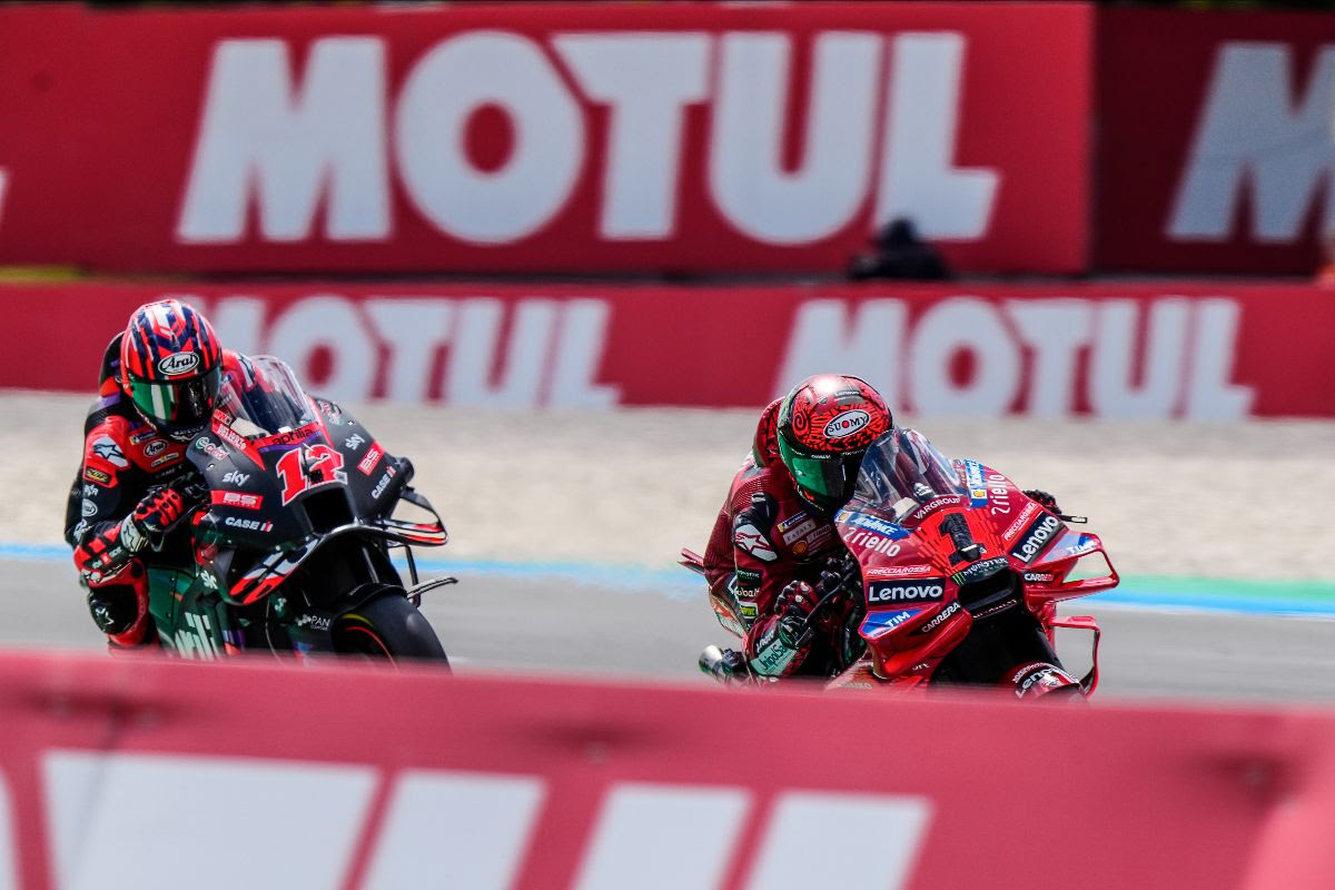 Bagnaia slams in new lap record to edge out Viñales at the Cathedral: MotoGP