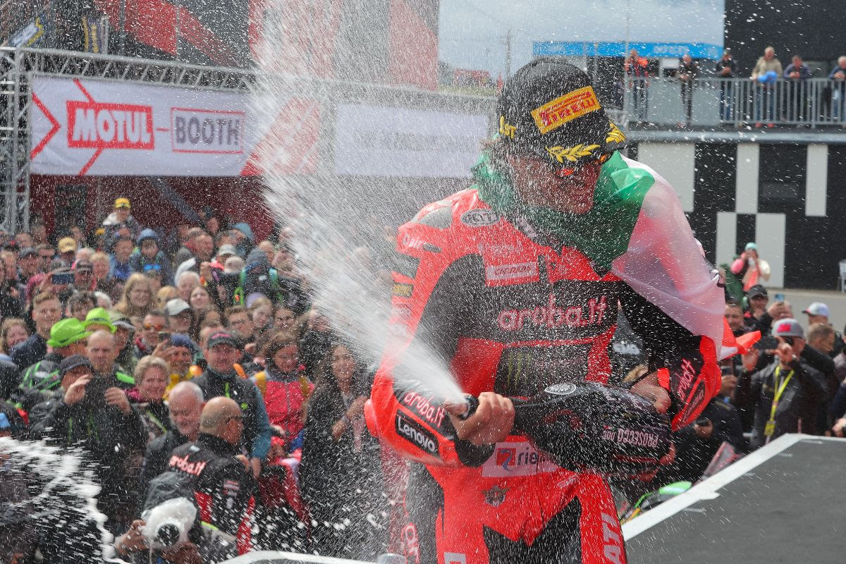 Bulega steals it on the line to share the spoils with Razgatlioglu: WorldSBK